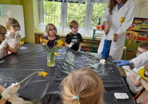 dzieci eksperymentują z kwiatami